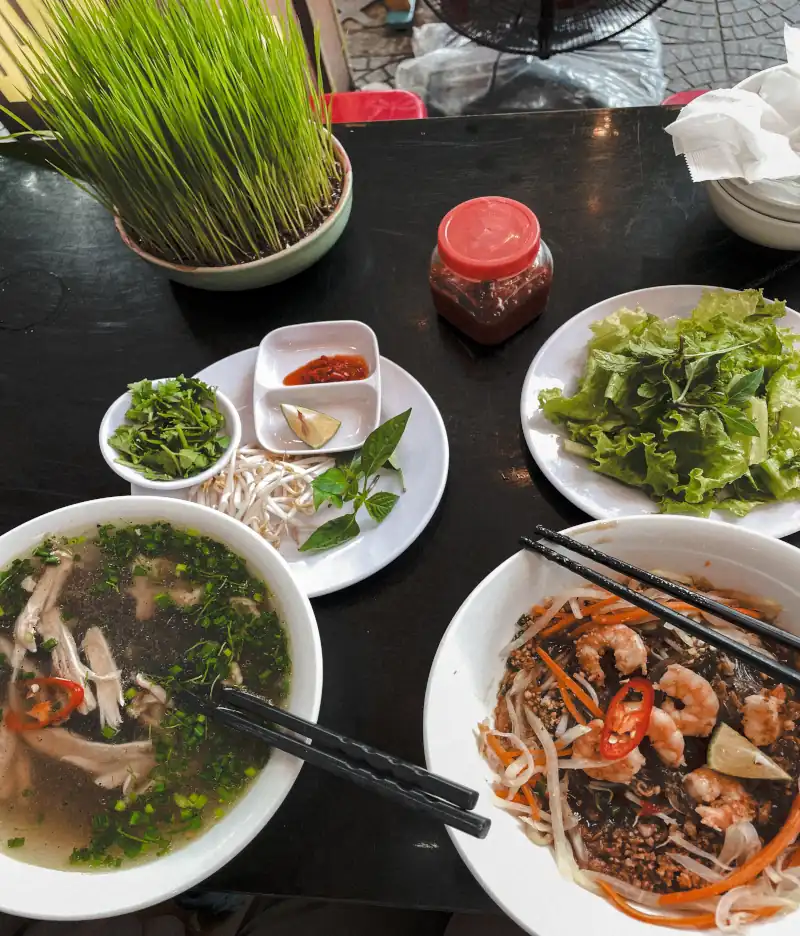 Pho Suppe mit Sprossen, Salat und scharfen roten Chillis