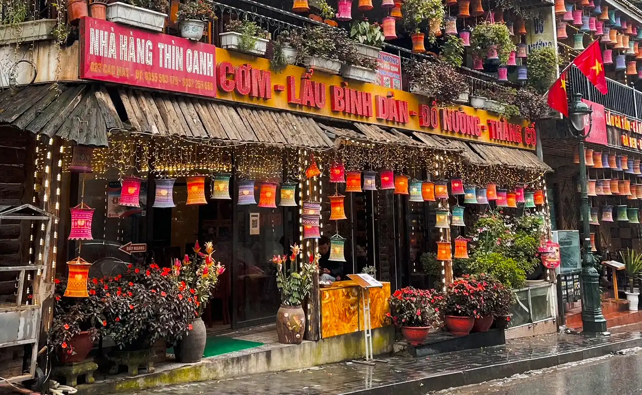 straße in sapa mit bunten Lampen an den Hauswänden