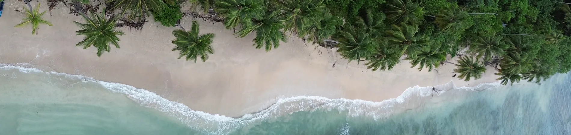 Weißer Sandstrand mit dem Meer in Türkis