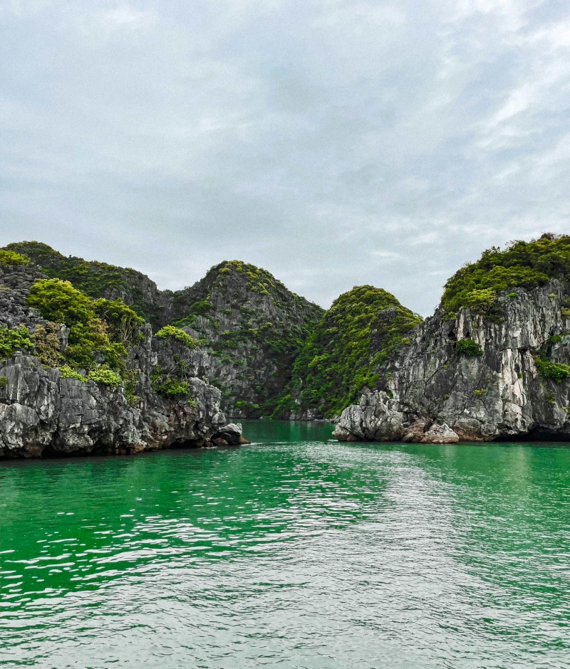 verborgene halong bucht. grün blaues wasser in einer bucht mit fünf kleinen bergen. der blick geht in die bucht. ein anblick wie in der halong bucht